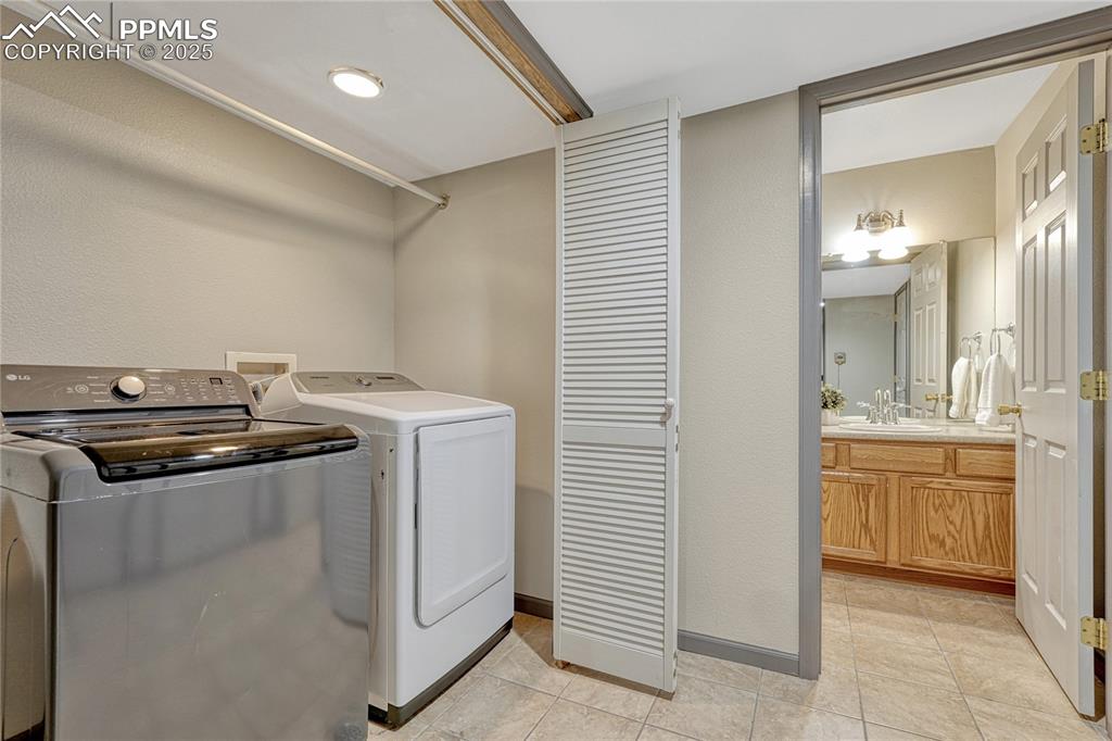 Image 32 of 47: Washer/dryer are included