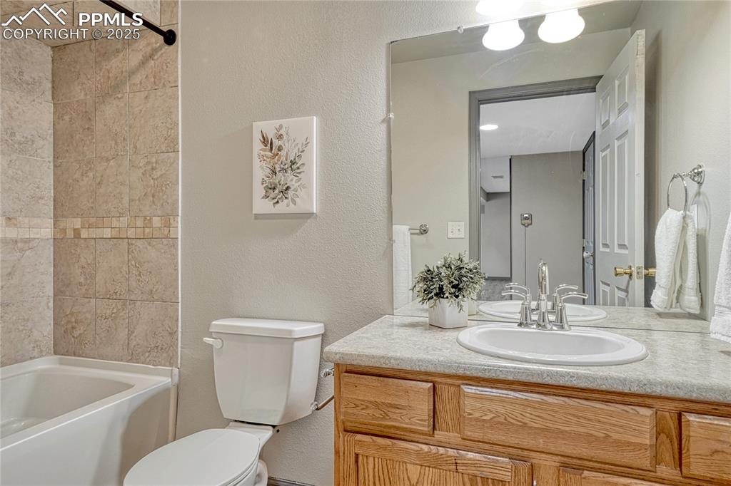 Image 33 of 47: Full bath in basement