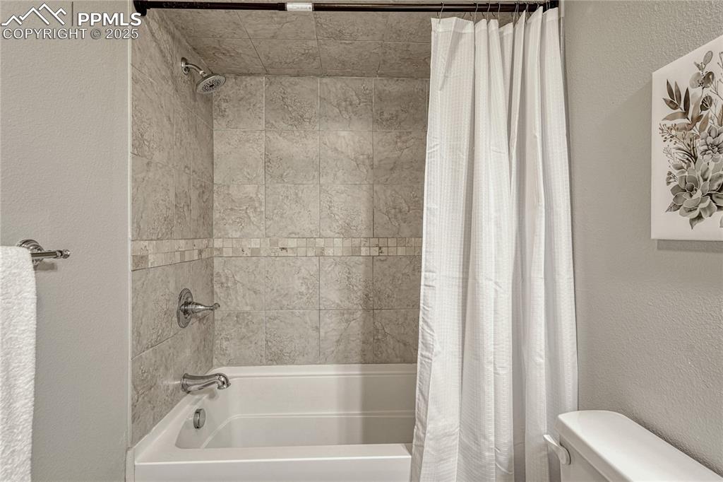 Image 34 of 47: Bathroom