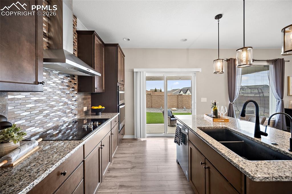 Image 13 of 49: Kitchen