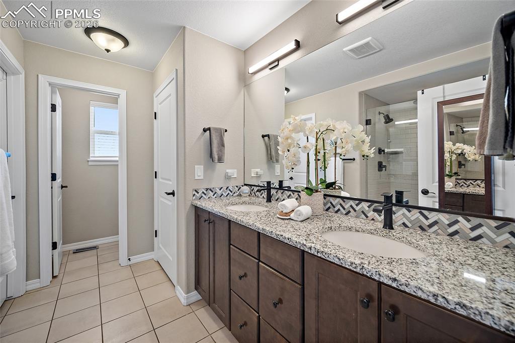 Image 26 of 49: Bathroom