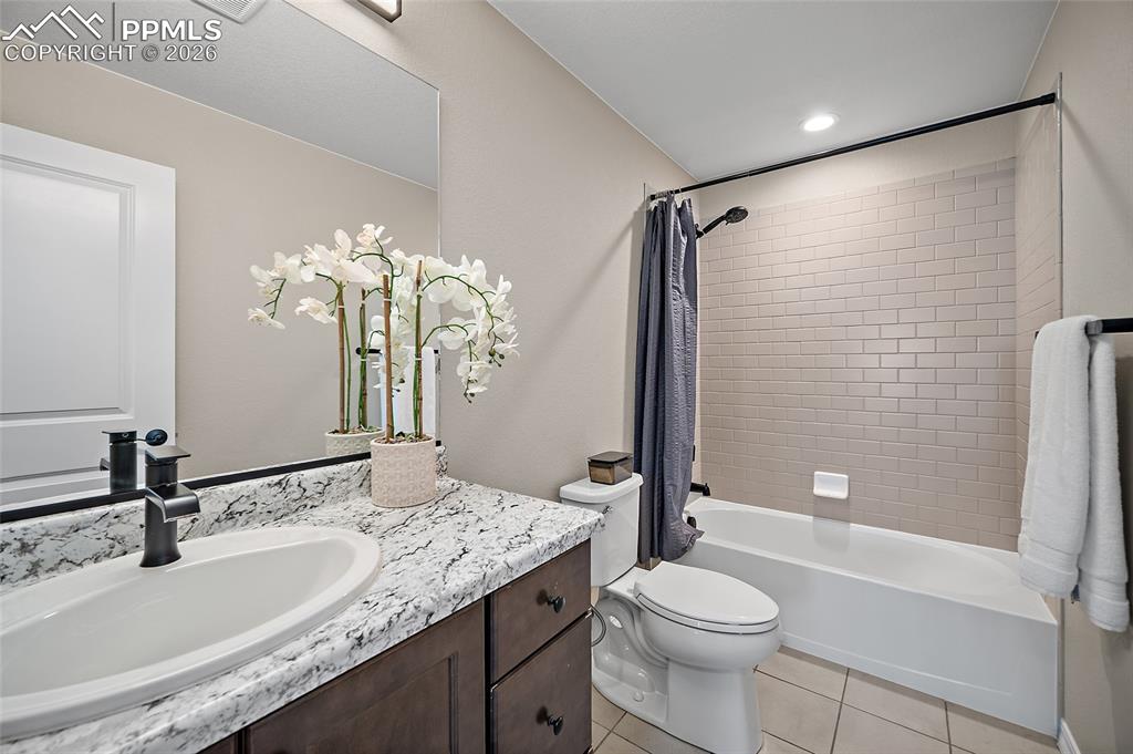 Image 33 of 49: Bathroom