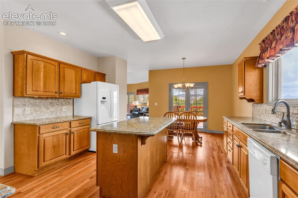 Image 10 of 50: Kitchen