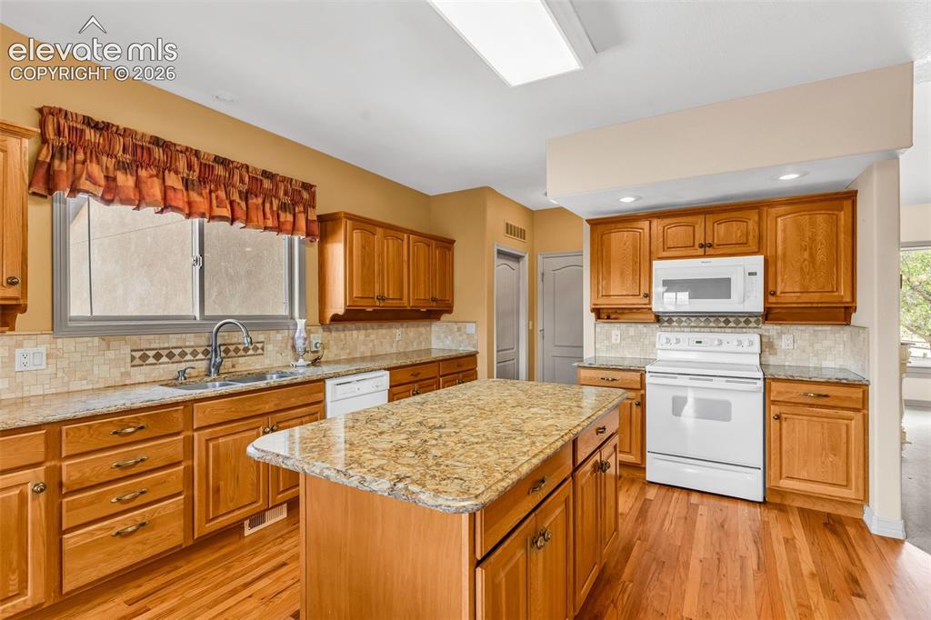 Image 11 of 50: Kitchen