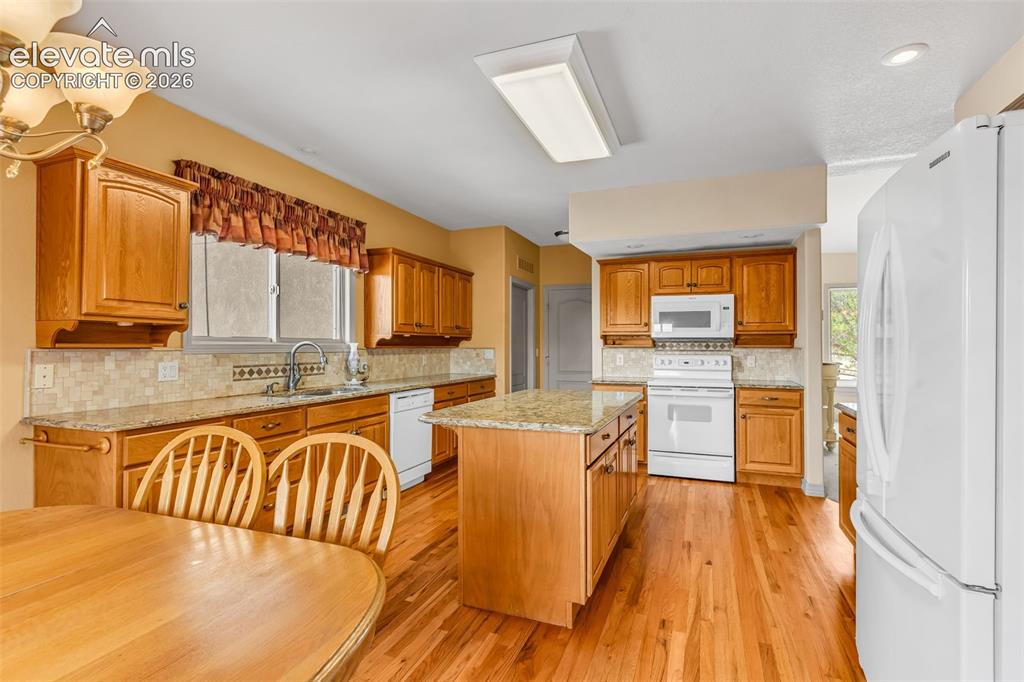 Image 12 of 50: Kitchen