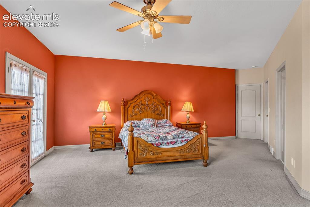 Image 19 of 50: Bedroom