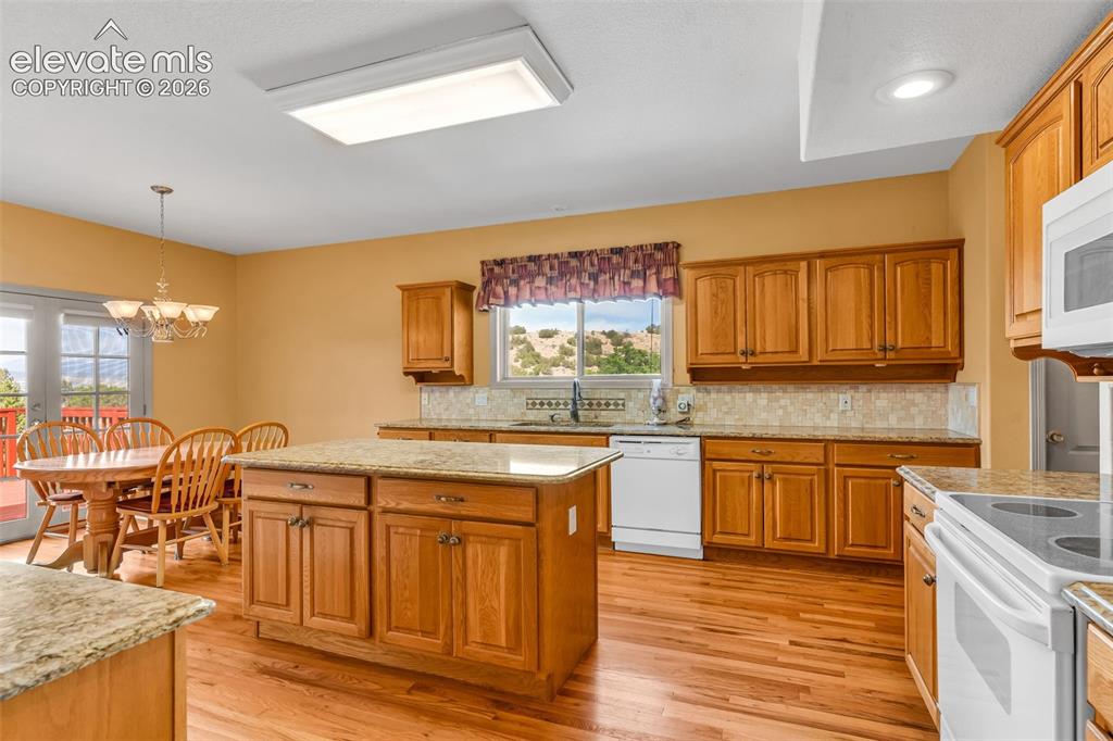 Image 9 of 50: Kitchen