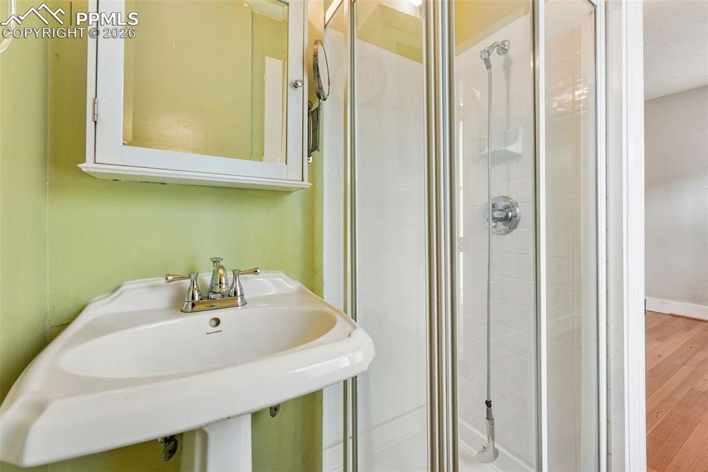 Image 17 of 49: Bathroom