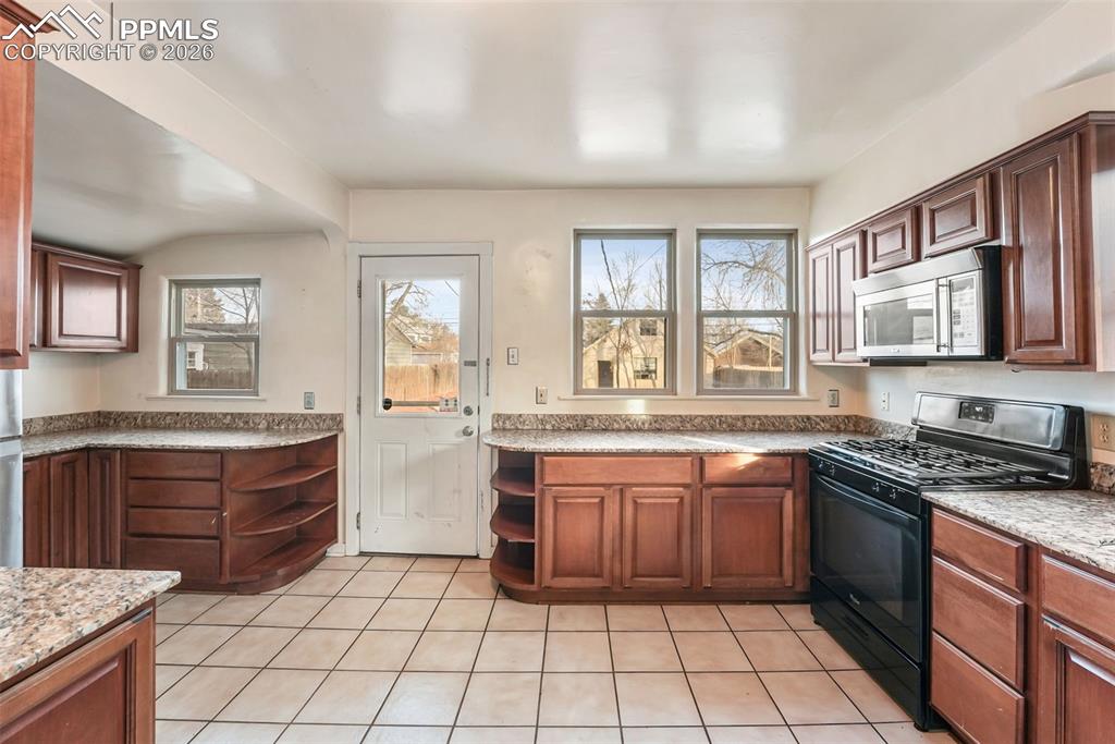 Image 18 of 49: Kitchen