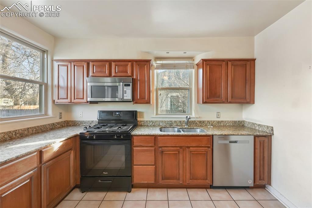 Image 19 of 49: Kitchen