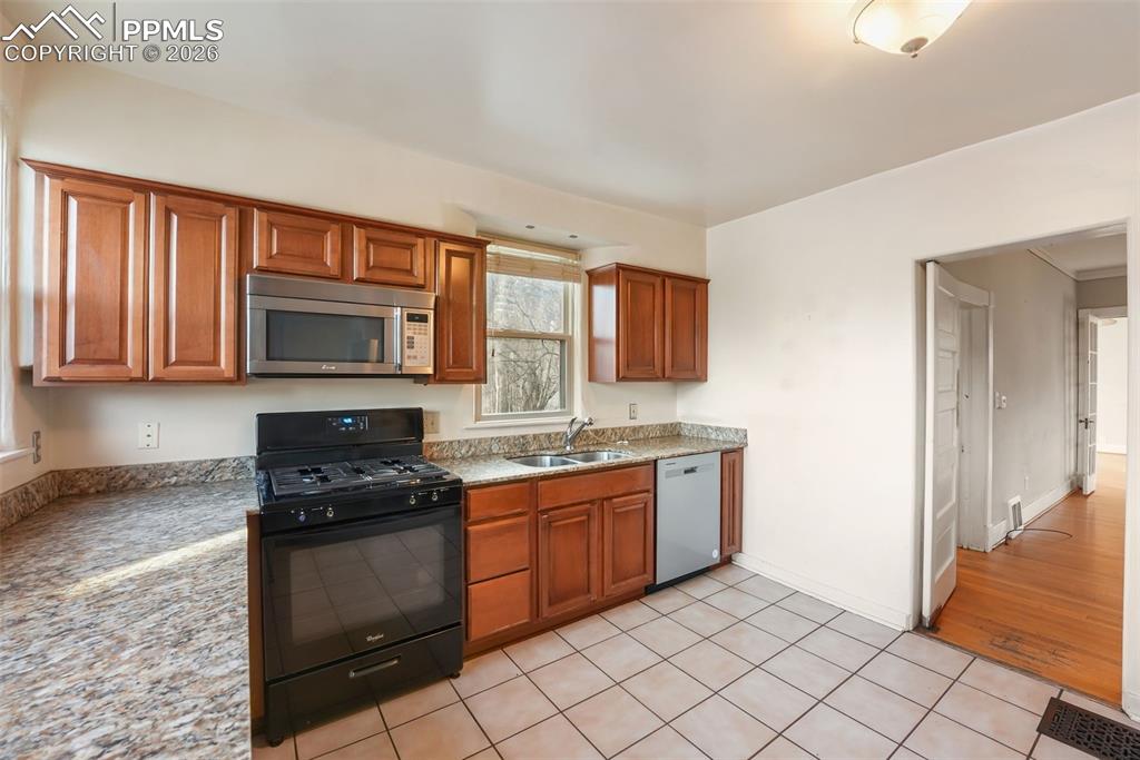 Image 20 of 49: Kitchen