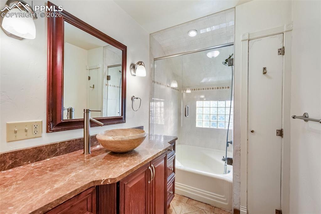 Image 28 of 49: Bathroom