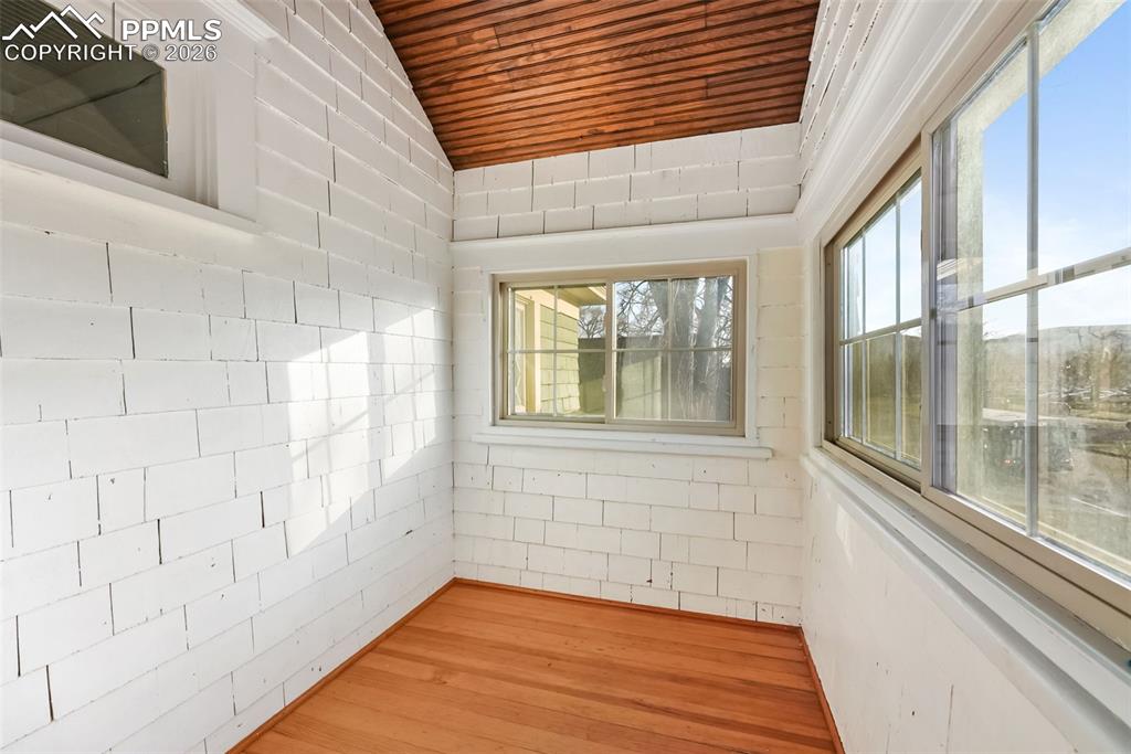 Image 35 of 49: Sun Room