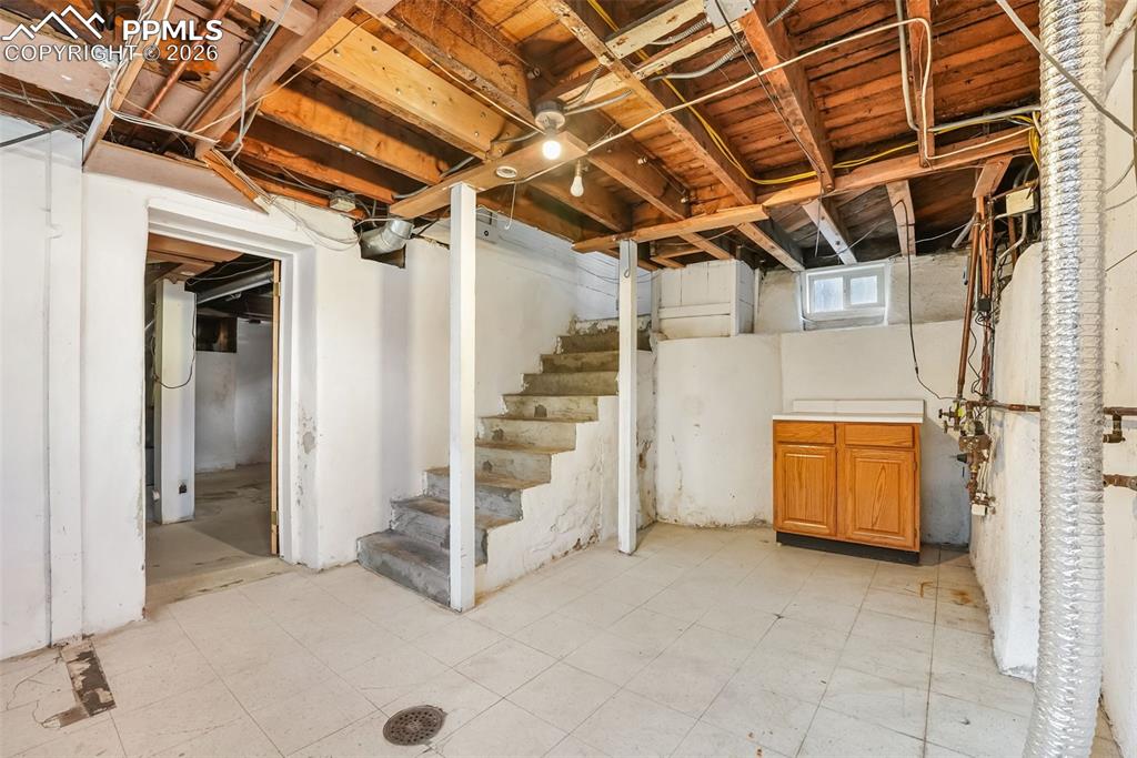 Image 38 of 49: Laundry