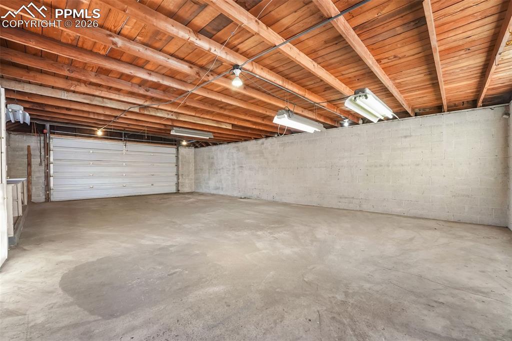 Image 42 of 49: Garage