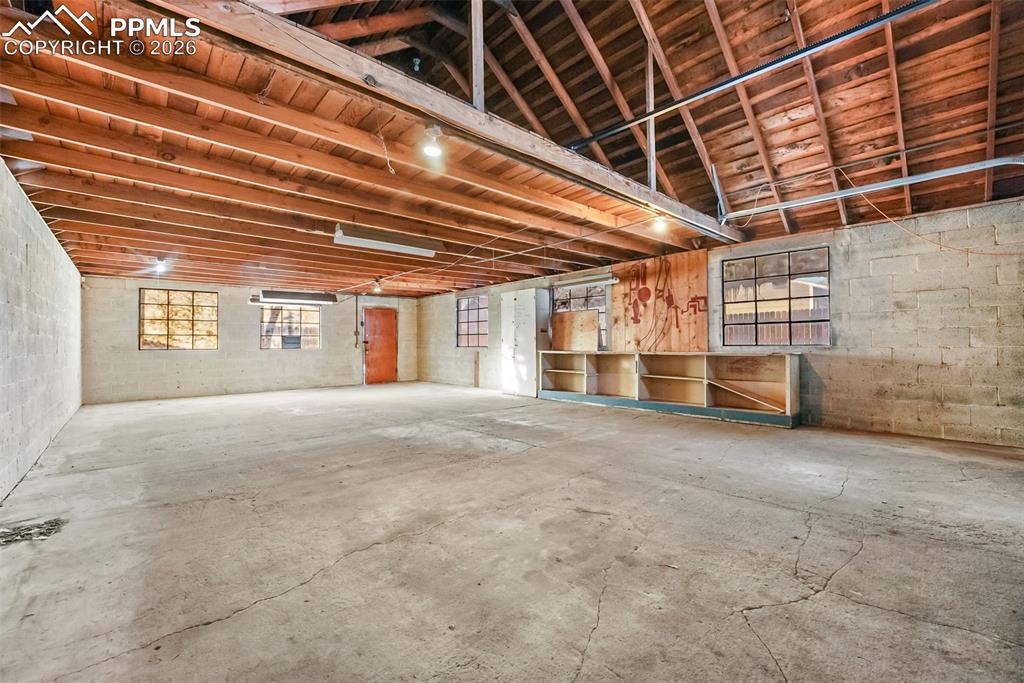 Image 43 of 49: Garage