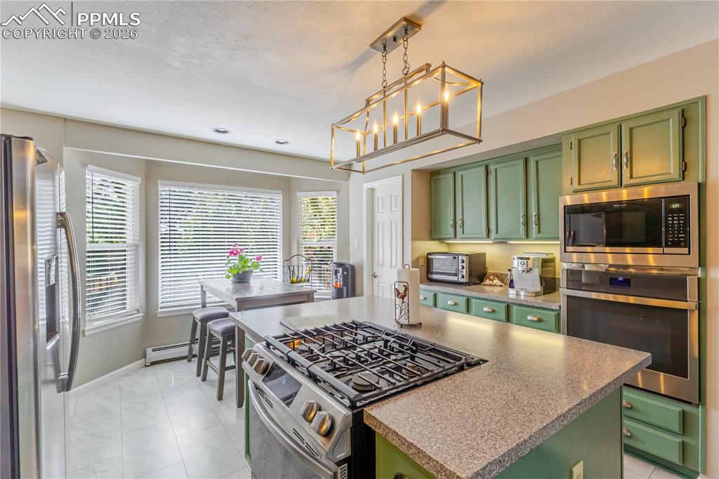 Image 10 of 50: Kitchen