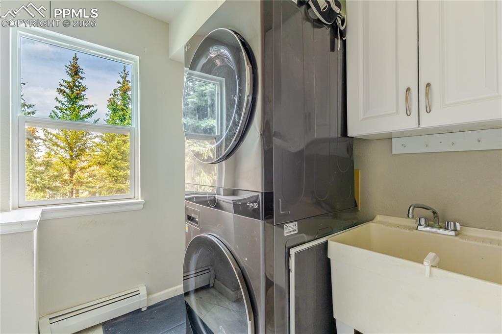 Image 12 of 50: Laundry