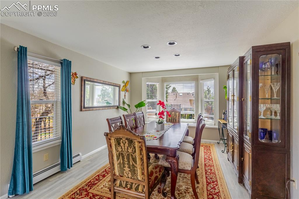 Image 14 of 50: Dining Area