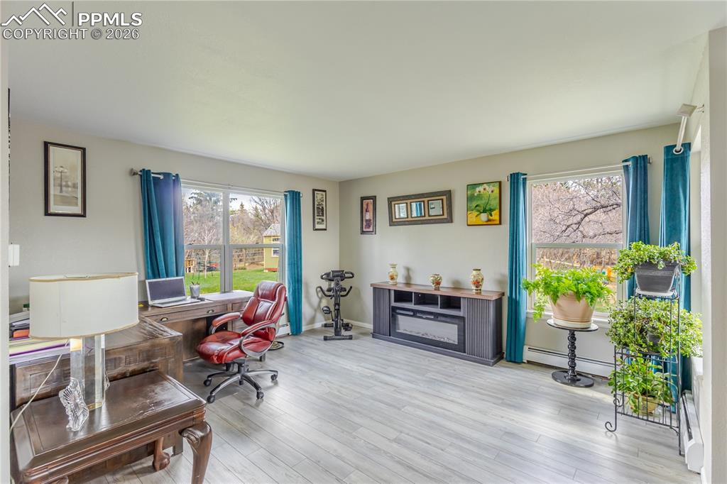 Image 16 of 50: Office