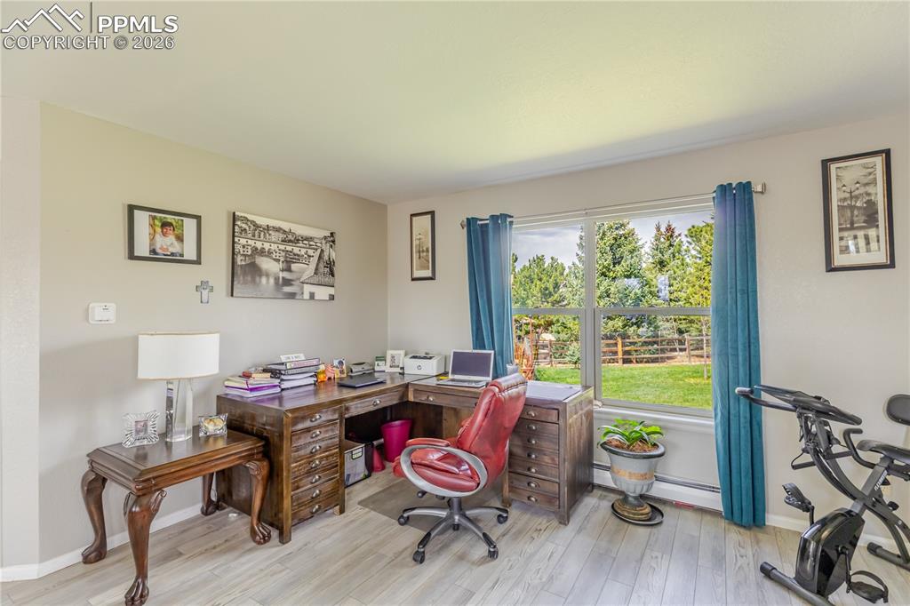 Image 17 of 50: Office