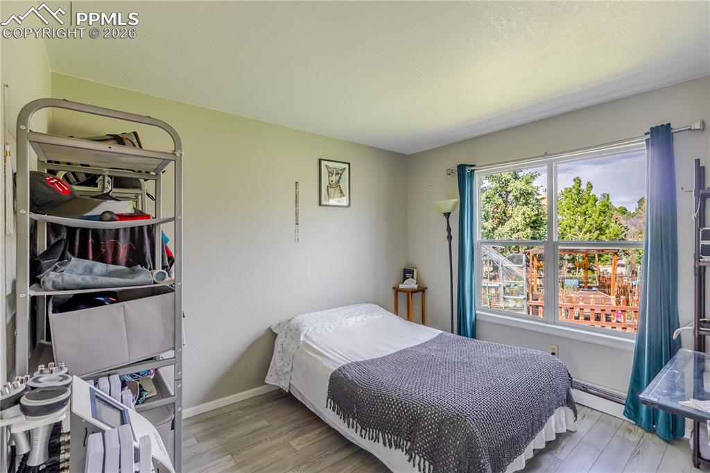 Image 18 of 50: Non-conforming bedroom, meant as an office