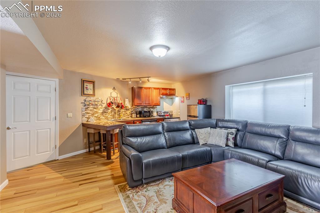 Image 25 of 50: Living Room