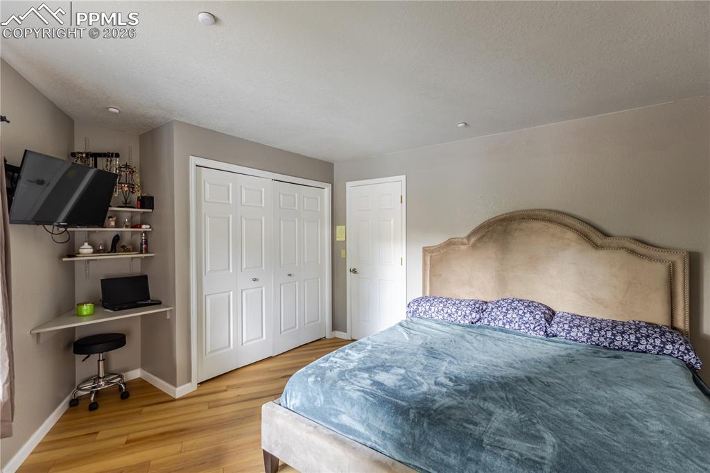 Image 27 of 50: Bedroom