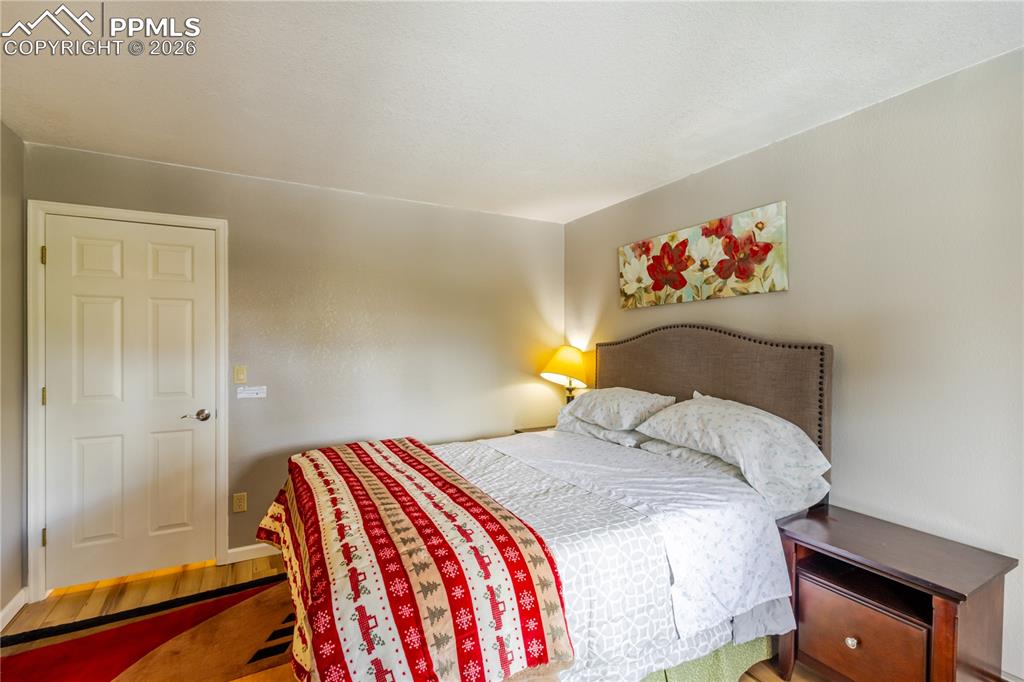 Image 29 of 50: Bedroom