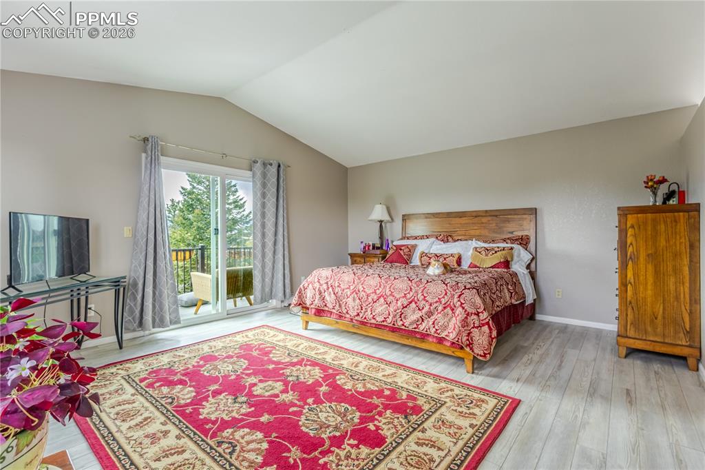 Image 33 of 50: Bedroom