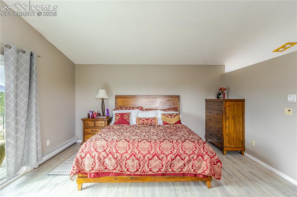 Image 34 of 50: Bedroom