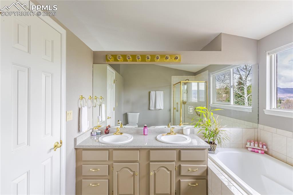 Image 35 of 50: master bath