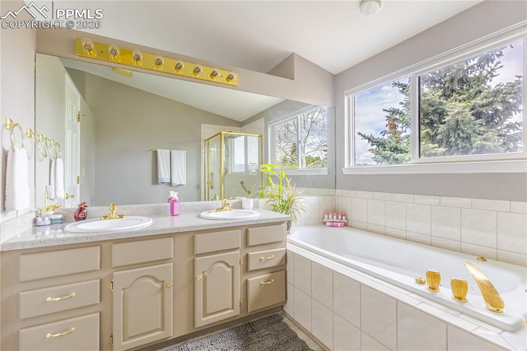 Image 36 of 50: Bathroom