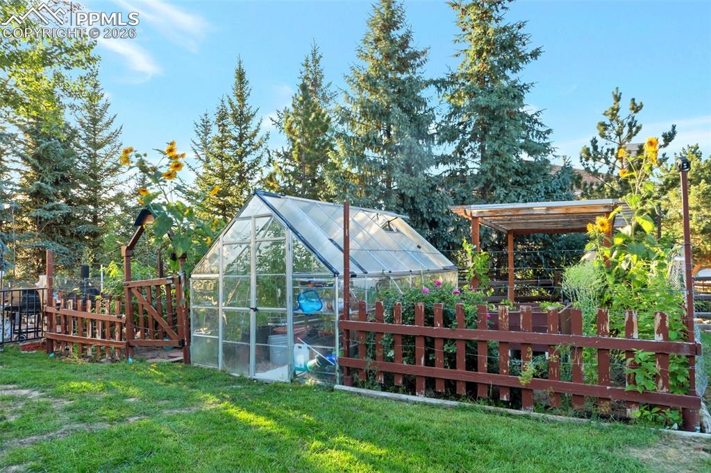 Image 44 of 50: Yard