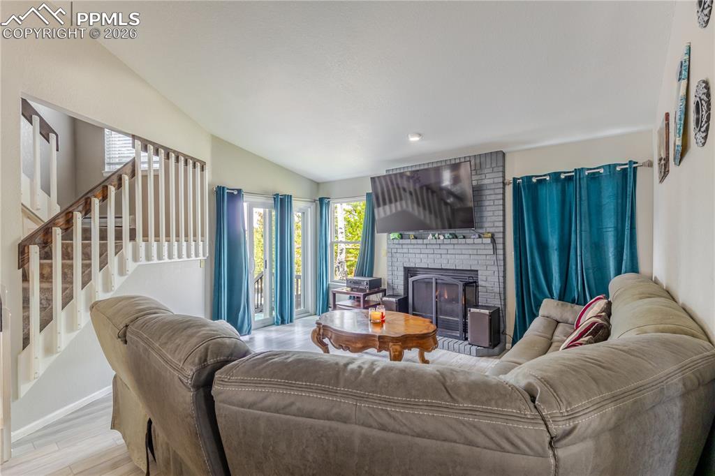 Image 8 of 50: Living Room