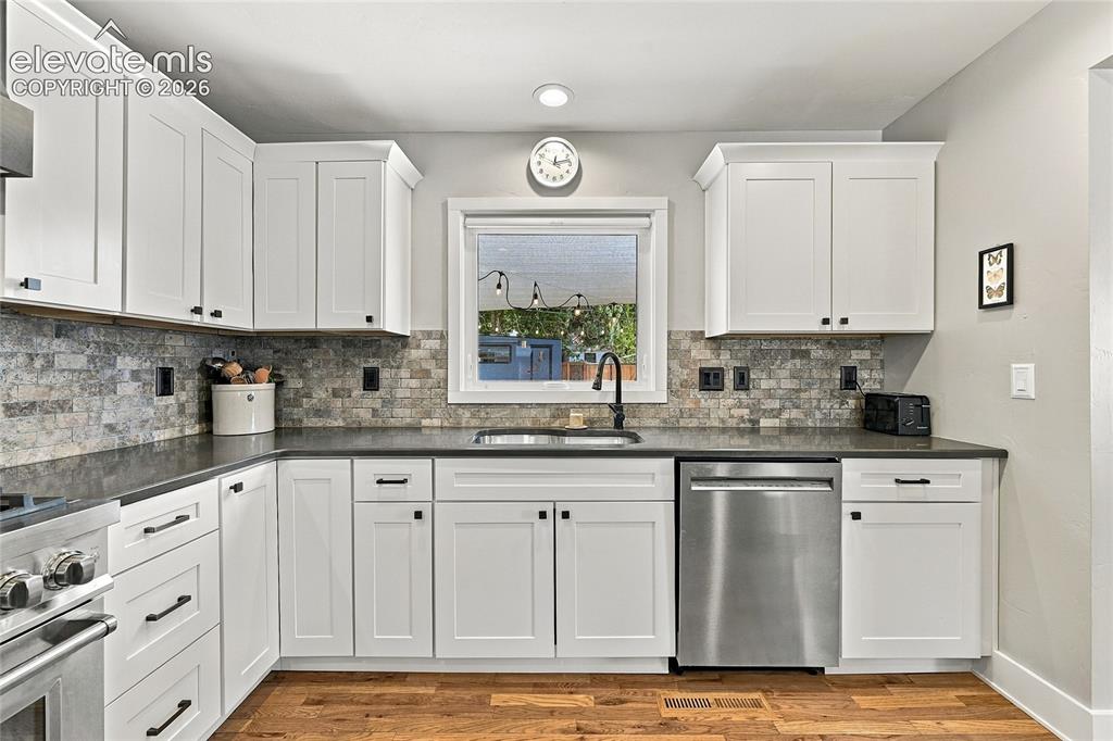 Image 10 of 50: Kitchen