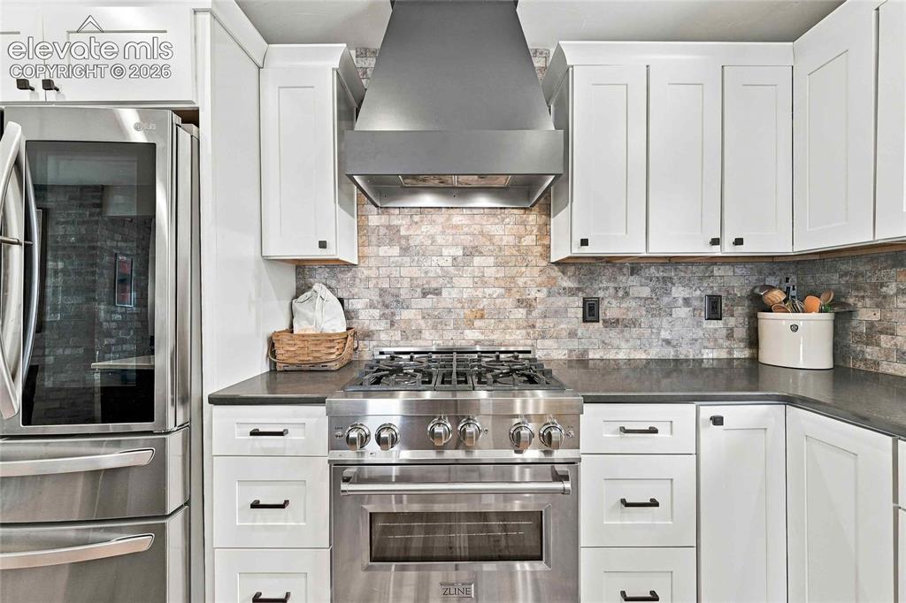 Image 12 of 50: Kitchen