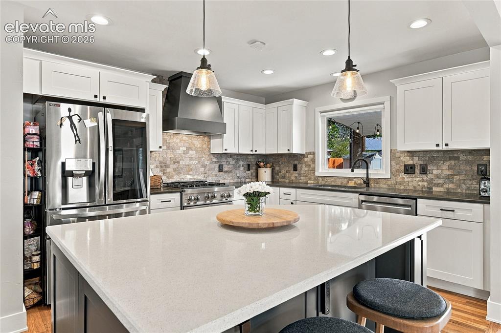 Image 8 of 50: Kitchen