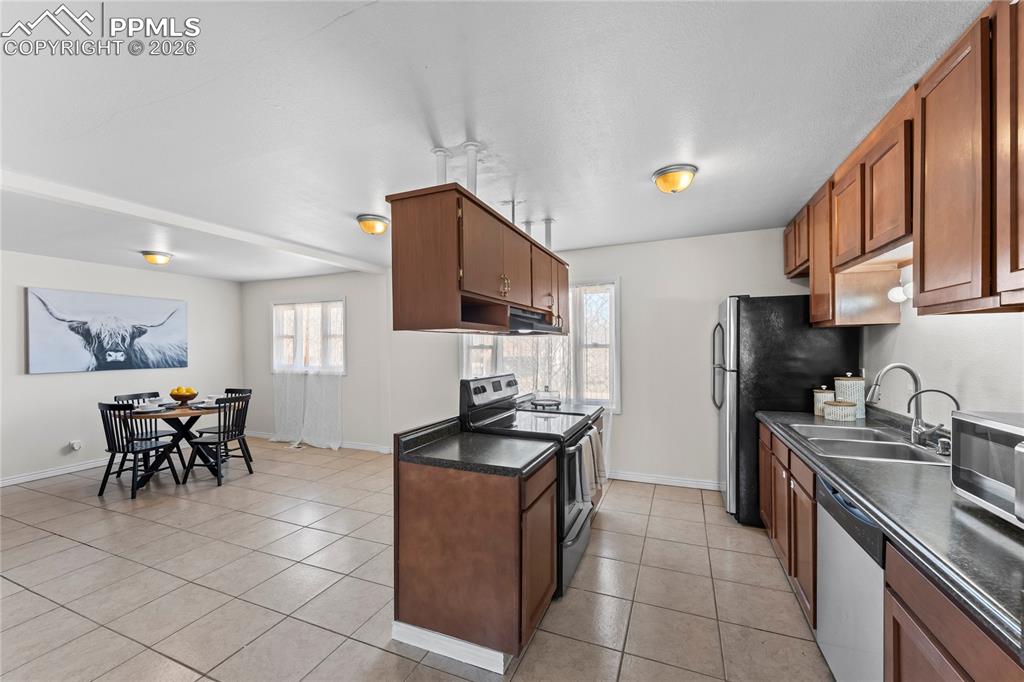 Image 10 of 36: Kitchen