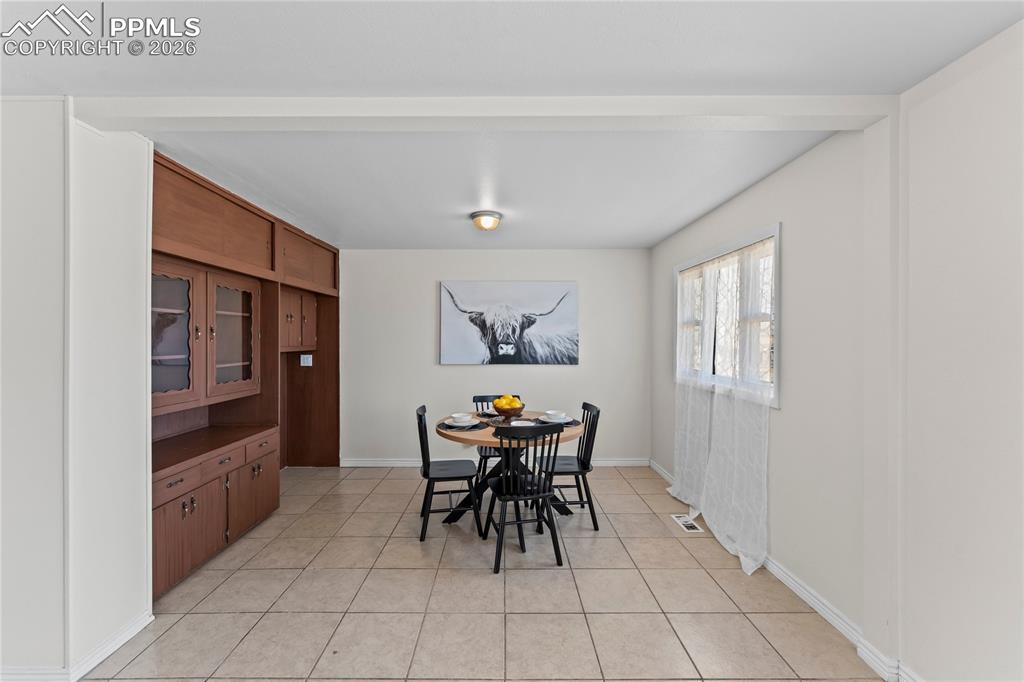 Image 15 of 36: Dining Area