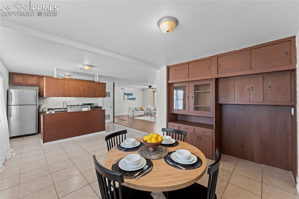 Image 16 of 36: Dining Area