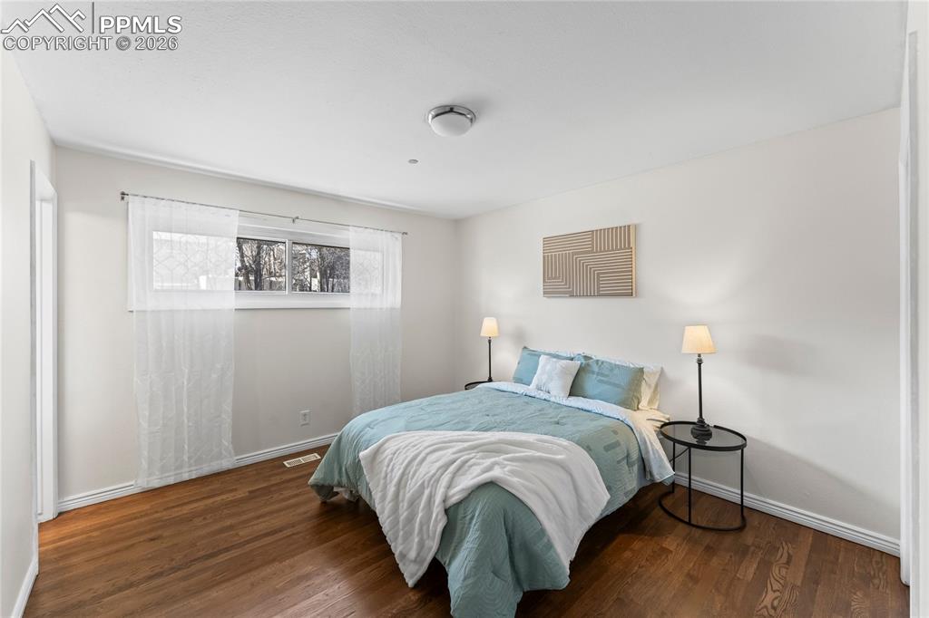 Image 18 of 36: Bedroom