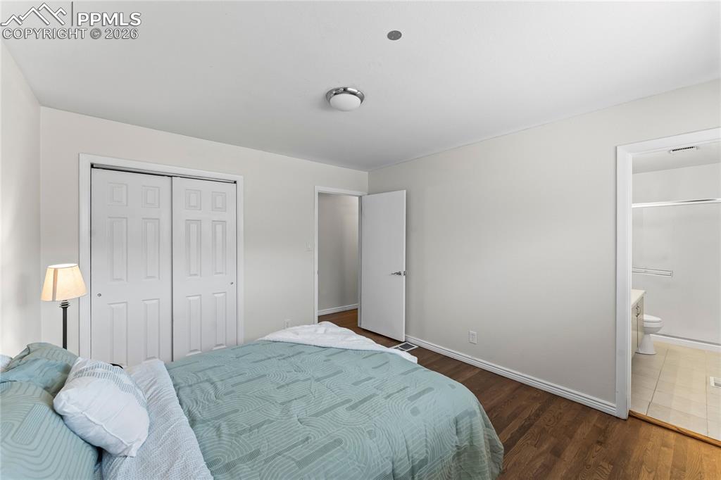 Image 19 of 36: Bedroom