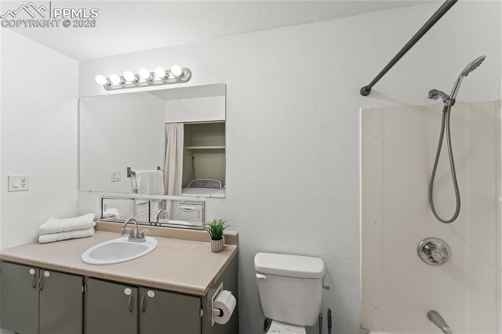 Image 20 of 36: Bathroom