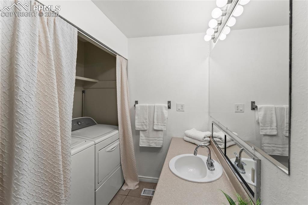 Image 21 of 36: Bathroom