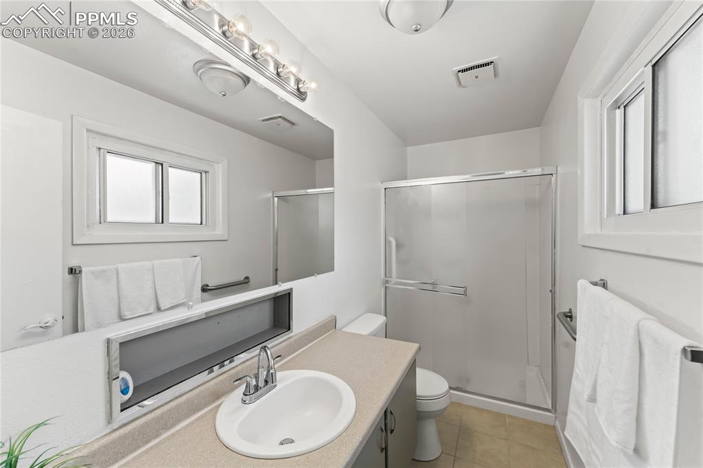 Image 22 of 36: Bathroom