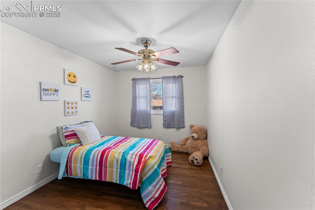 Image 23 of 36: Bedroom