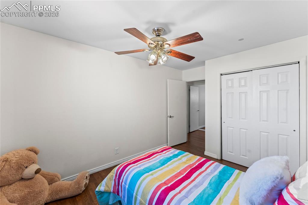 Image 24 of 36: Bedroom