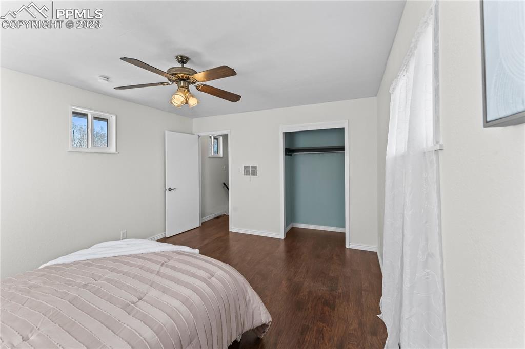 Image 29 of 36: Bedroom