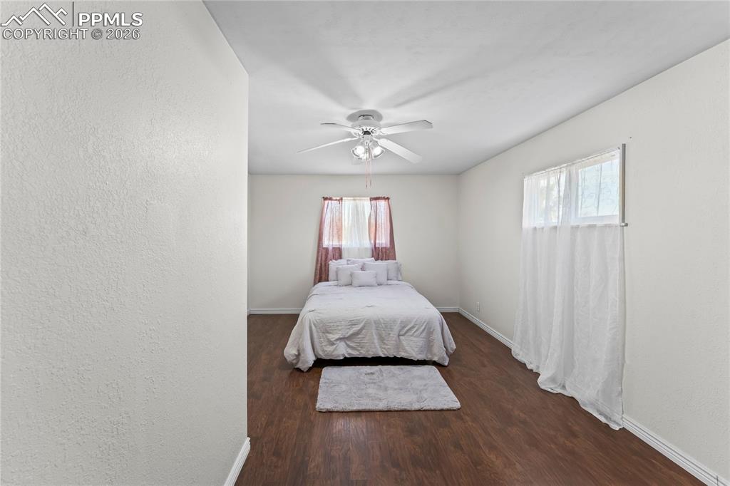 Image 31 of 36: Bedroom